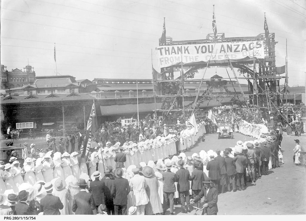 Crowds, including women volunteers from the Cheer-Up Society, lining the route being taken by cars bringing returning soldiers home to South Australia from the railway station in Adelaide, 1918. SLSA: PRG 280/1/15/754 