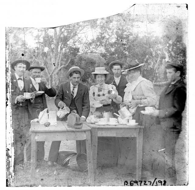 Tea party in the bush B 69727_198