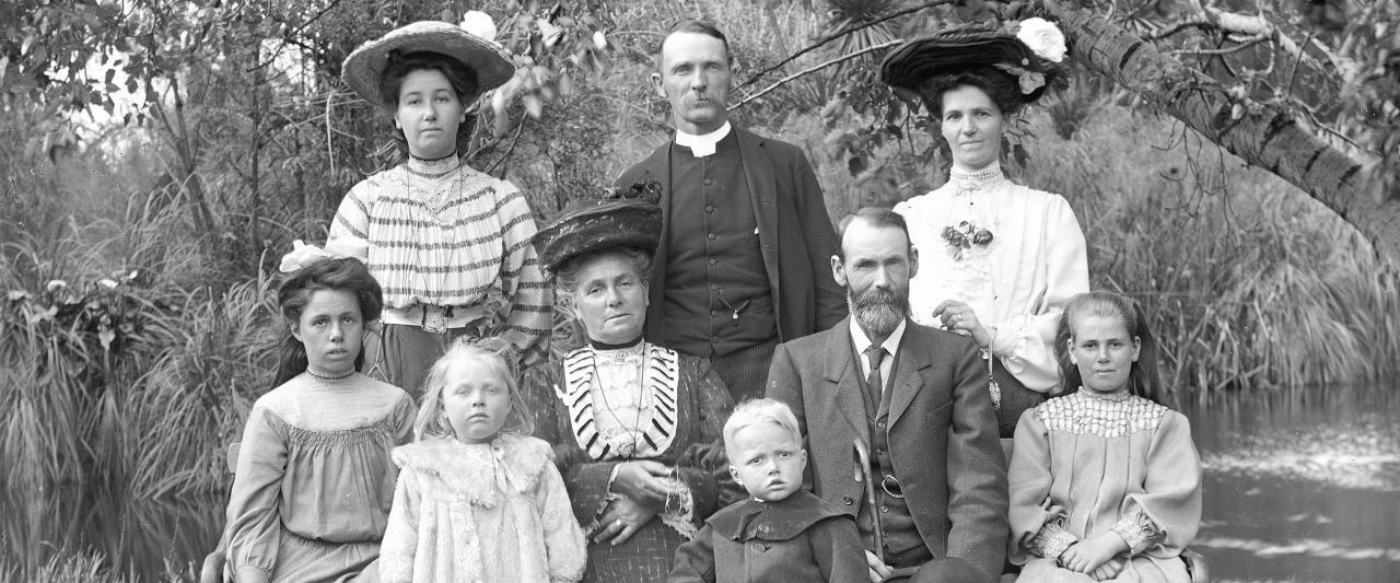 Unknown Family in Botanic Gardens Woods Collection [B 70999/5] 