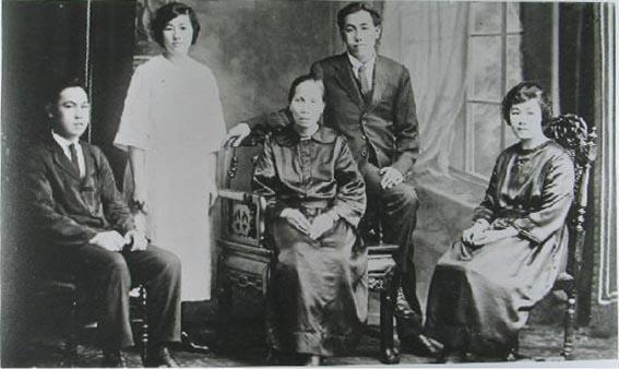 Sym Choon family portrait. CHIA, Chinese Museum
