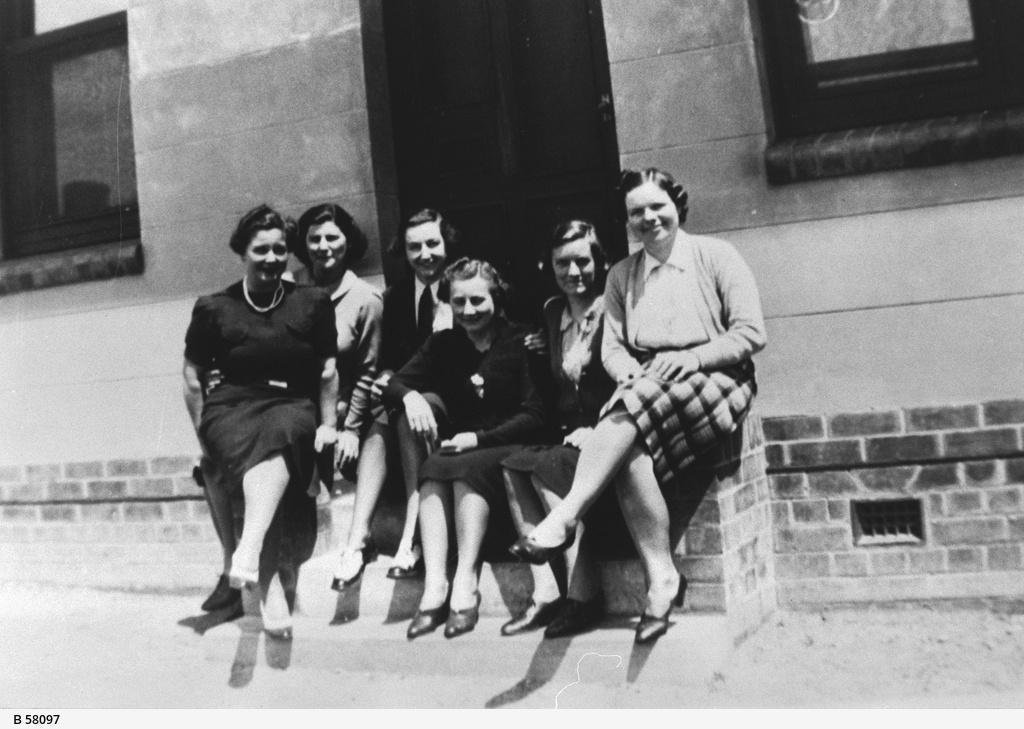 Group of women who operated the Woodside telephone exchange, 1942. SLSA: B 58097