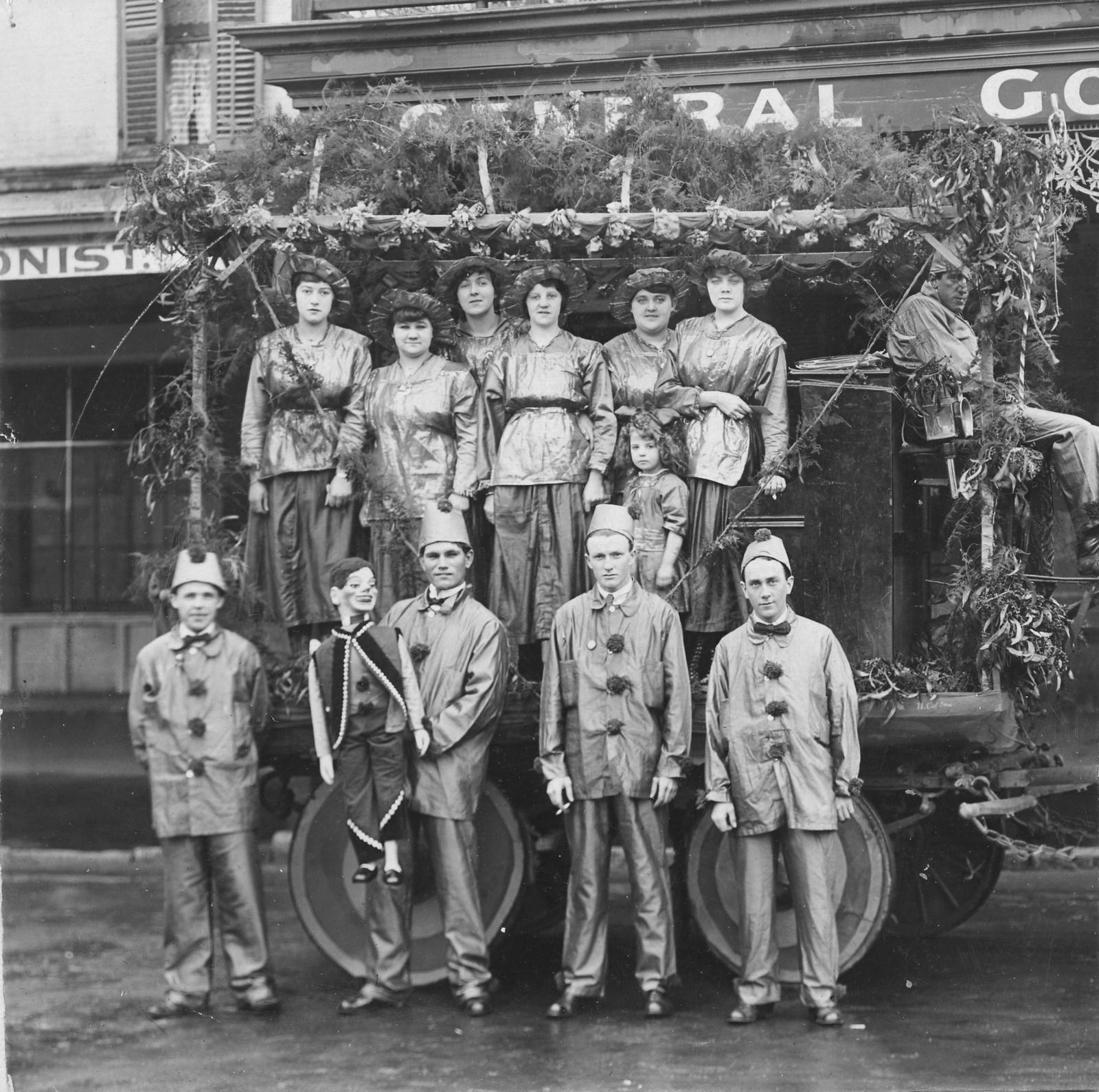 Members of a concert party group in Adelaide, c1922 [PRG 280/1/28/267]