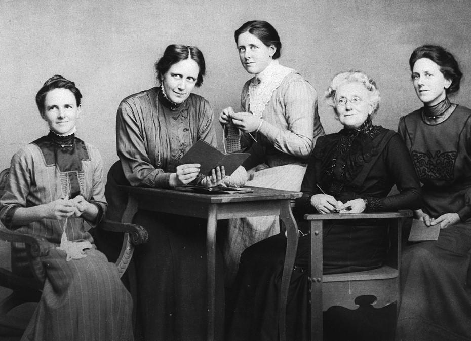 Emily Proud with her three daughters and stepdaughter seated around a table