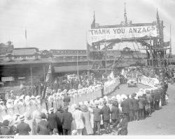 Crowds, including women volunteers from the Cheer-Up Society, lining the route being taken by cars bringing returning soldiers home to South Australia from the railway station in Adelaide, 1918. SLSA: PRG 280/1/15/754 