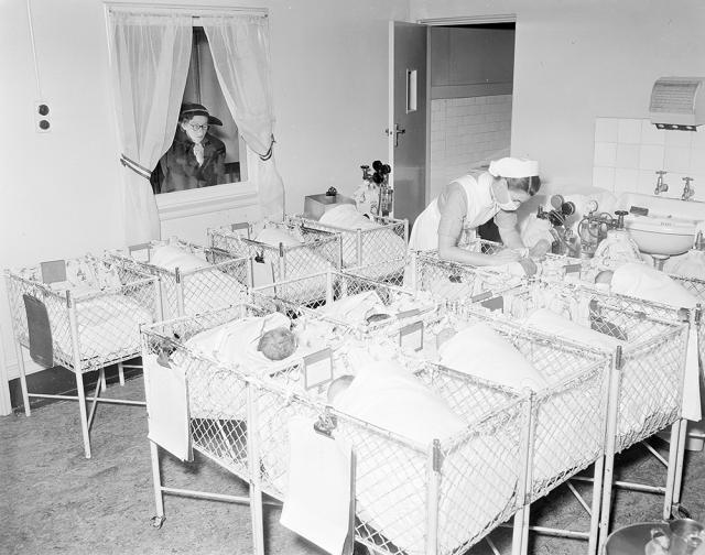 A crèche in a large metropolitan hospital, 1953. NAA: A1200, L15676.