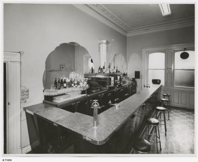 Bar_in_the_Tavistock_Hotel,_1952._SLSA:B_71059 