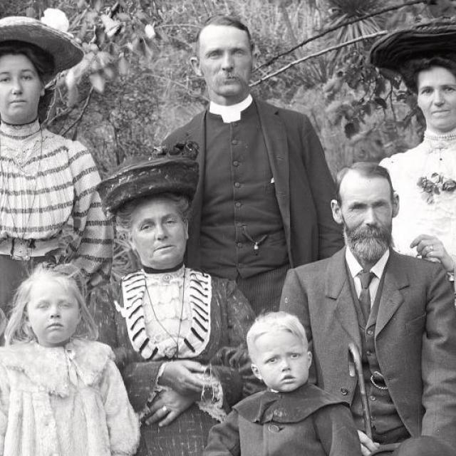 Unknown Family in Botanic Gardens Woods Collection [B 70999/5] 