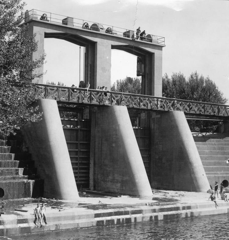 New concrete weir showing new gates and footbridge, 1929